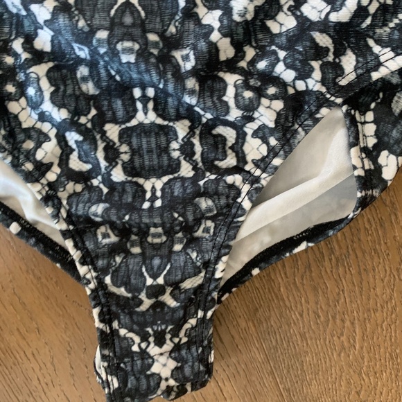 LF Floral SheervBodysuit - Picture 13 of 15